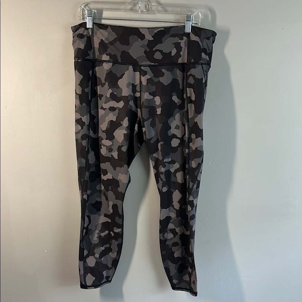 Athleta Womens Lightning Camo 7/8 Tights Size XL Athletic Gym Pockets Running